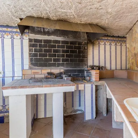 Sleeps 14 *
